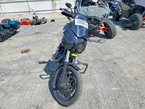 1HD1GXM39HC312100 — 2017 Harley-Davidson FXDB, foto 2 de Аукцион 15.10.2026, Pequeñas abolladuras y arañazos