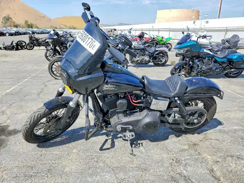 1HD1GXM39HC312100 — 2017 Harley-Davidson FXDB, foto 3 de Аукцион 15.10.2026, Pequeñas abolladuras y arañazos
