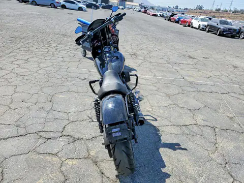 1HD1GXM39HC312100 — 2017 Harley-Davidson FXDB, foto 4 de Аукцион 15.10.2026, Pequeñas abolladuras y arañazos
