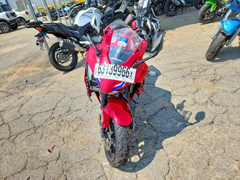 MLHPC7052S5101103 — 2025 Honda CBR500, foto 2 de Аукцион 15.10.2026, Parte delantera
