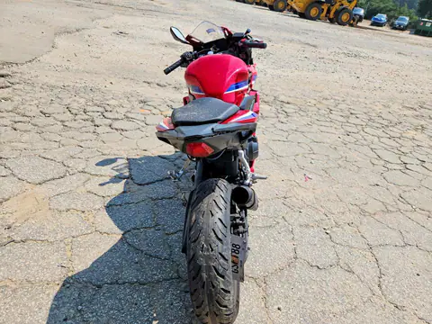MLHPC7052S5101103 — 2025 Honda CBR500, foto 4 de Аукцион 15.10.2026, Parte delantera
