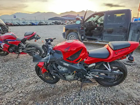 JH2PC35071M207616 — 2001 Honda CBR600, zdjęcie 3 z Аукцион 15.10.2026, Uszkodzenia dookoła