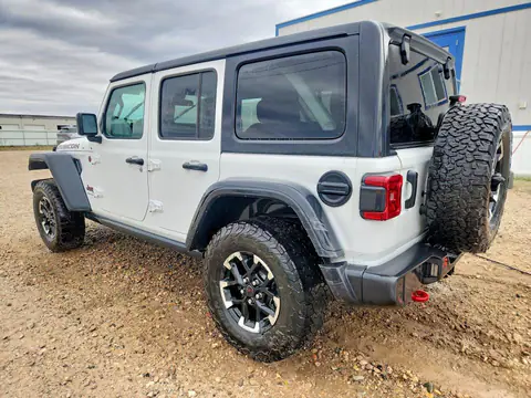 1C4PJXFN1SW526600 — 2025 Jeep Wrangler, ფოტო 2, Аукцион 19.10.2026, უკანა ნაწილი