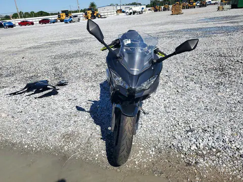 JKAEXKG16PDAM4726 — 2023 Kawasaki EX400, zdjęcie 2 z Аукцион 23.10.2026, Przód