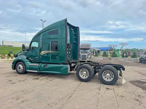 1XKYDP9X6MJ469212 — 2021 Kenworth Construction, photo 3 from Аукцион 06.10.2026, Minor dents and scratches