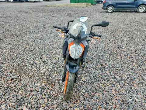 MD2JPJ401HC242221 — 2017 KTM 390, zdjęcie 2 z Аукцион 22.10.2026, Wandalizm