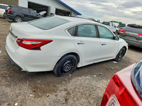 1N4AL3AP2HN329196 — 2017 Nissan Altima, photo 3 from Аукцион 22.10.2026, Minor dents and scratches