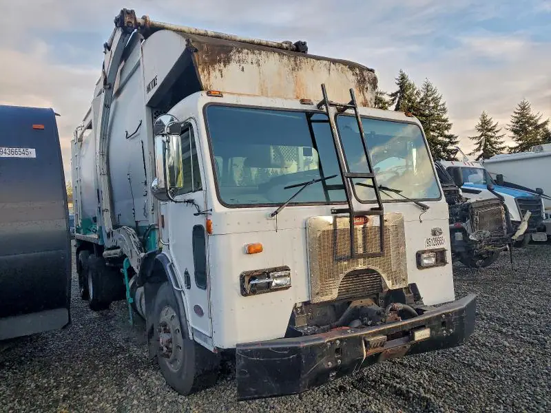 3BPZL00X78F718444 Peterbilt 320 2008 — Minor dents and scratches damage, before-repair photo