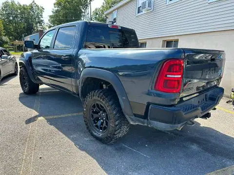 1C6SRFUP2SN709096 — 2025 RAM 1500, zdjęcie 2 z Аукцион 07.10.2026, Uszkodzenia mechaniczne