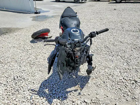 JS1EM11B7S7100200 — 2025 Suzuki GSX800, ფოტო 2, Аукцион 22.10.2026, წინა ნაწილი