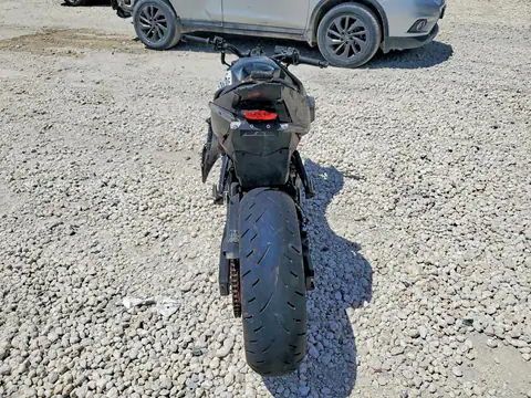 JS1EM11B7S7100200 — 2025 Suzuki GSX800, ფოტო 4, Аукцион 22.10.2026, წინა ნაწილი