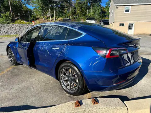 5YJ3E1EB1LF617668 — 2020 Tesla Model 3, zdjęcie 2 z Аукцион 21.10.2026, Bok