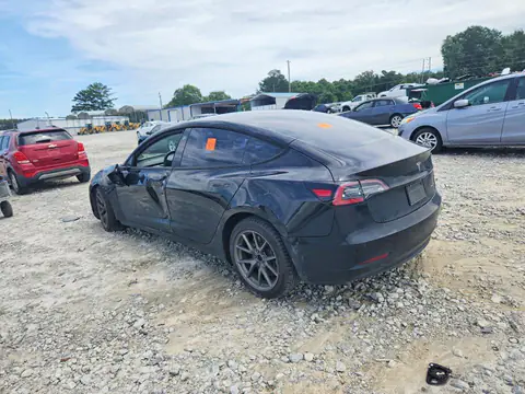 5YJ3E1EB2NF191556 — 2022 Tesla Model 3, zdjęcie 2 z Аукцион 07.10.2026, Bok