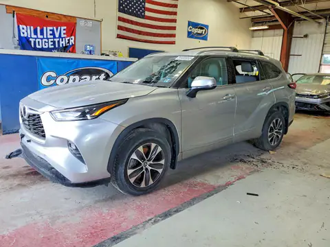 5TDGZRBH3MS069554 — 2021 Toyota Highlander, Vandalism (Vandalism), before-repair photos