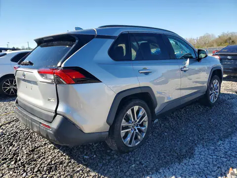 2T3C1RFV8KC011880 — 2019 Toyota RAV4, zdjęcie 3 z Аукцион 26.10.2026, Drobne wgniecenia i rysy