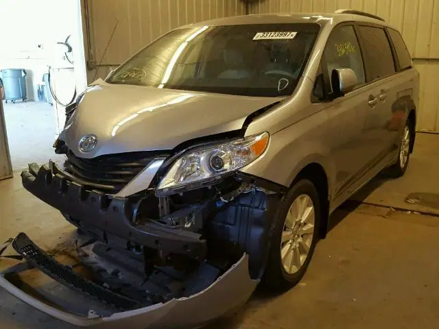 5TDJK3DC5CS032609 — 2012 Toyota Sienna, photo 2 from Аукцион 27.04.2018, Front end