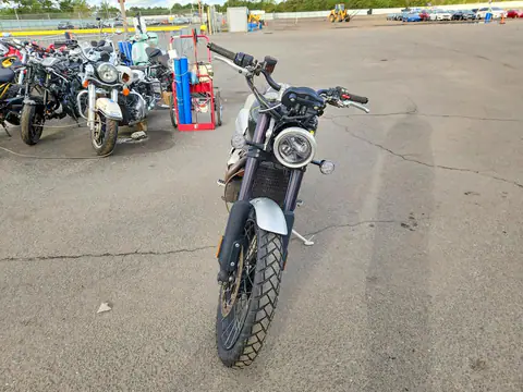 SMTD45HG5MTAD7196 — 2021 Triumph Motorcycle Scrambler, foto 2 de Аукцион 15.10.2026, Parte delantera